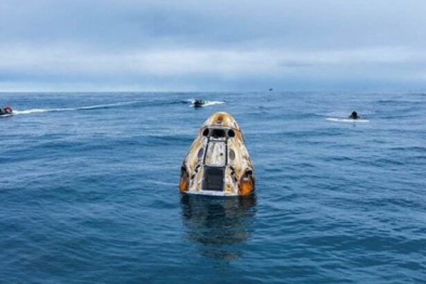 video echipajul de pe iss a revenit pe pamant un astronaut are probleme medicale momentul in care capsula spacex ajunge in oceanul pacific 6968ba6d48bac