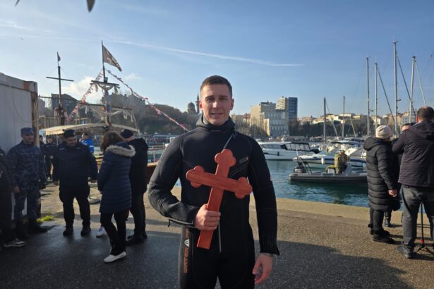 video ei sunt tinerii care au prins crucile aruncate de ips teodosie 695ce8e561343