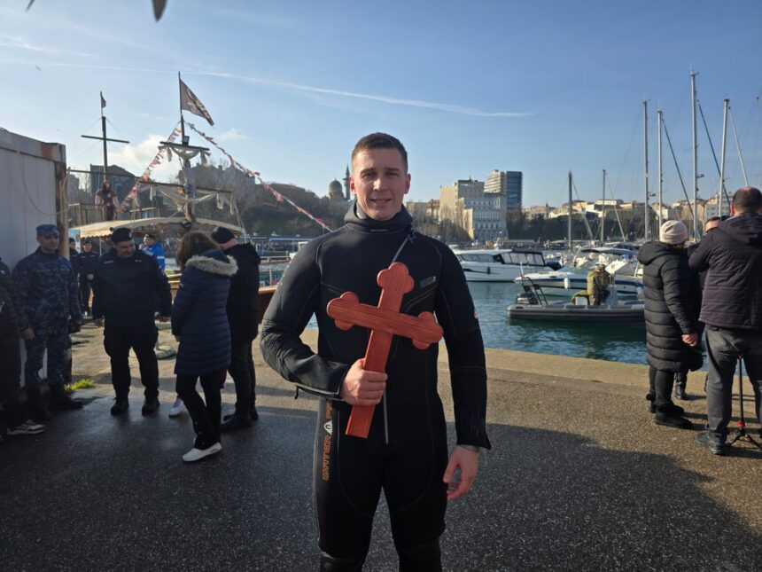 video ei sunt tinerii care au prins crucile aruncate de ips teodosie 695ce8e561343