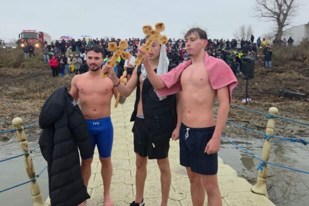 video harsova cine sunt curajosii care au gasit crucile aruncate in apele dunarii de ips teodosie 695bef7dc1540