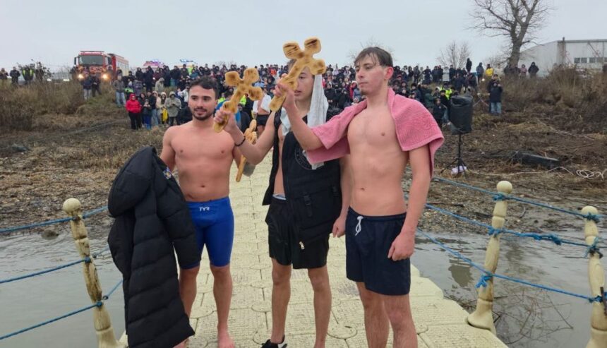 video harsova cine sunt curajosii care au gasit crucile aruncate in apele dunarii de ips teodosie 695bef7dc1540