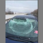 video imagini ca in final destination pe un drum national la un pas de tragedie din cauza unei bucati de gheata 696b49f546be0