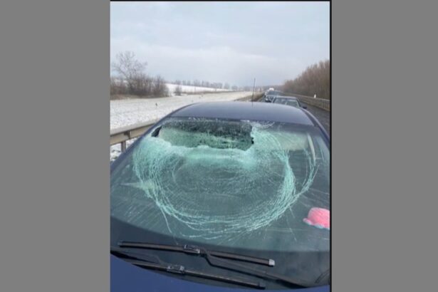 video imagini ca in final destination pe un drum national la un pas de tragedie din cauza unei bucati de gheata 696b49f546be0