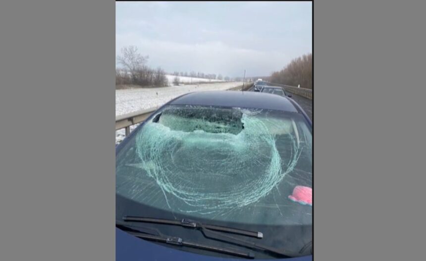 video imagini ca in final destination pe un drum national la un pas de tragedie din cauza unei bucati de gheata 696b49f546be0