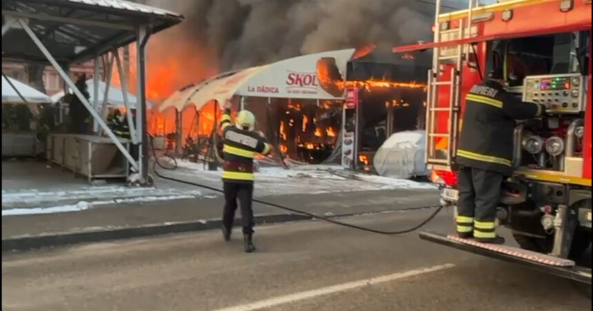 video incendiu puternic in craiova o piata a fost cuprinsa de flacari pompierii intervin cu mai multe autospeciale 696f394b33a14