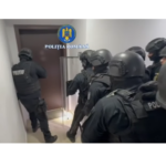 video interventie dramatica femeie sechestrata de fostul iubit in locuinta alaturi de copilul de un an vezi aici momentul in care trupele speciale intra peste barbat 69750da644708