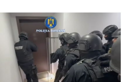 video interventie dramatica femeie sechestrata de fostul iubit in locuinta alaturi de copilul de un an vezi aici momentul in care trupele speciale intra peste barbat 69750da644708