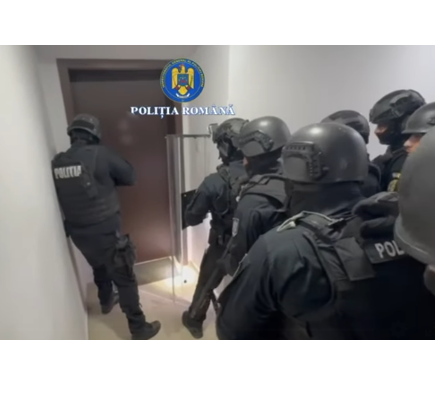 video interventie dramatica femeie sechestrata de fostul iubit in locuinta alaturi de copilul de un an vezi aici momentul in care trupele speciale intra peste barbat 69750da644708