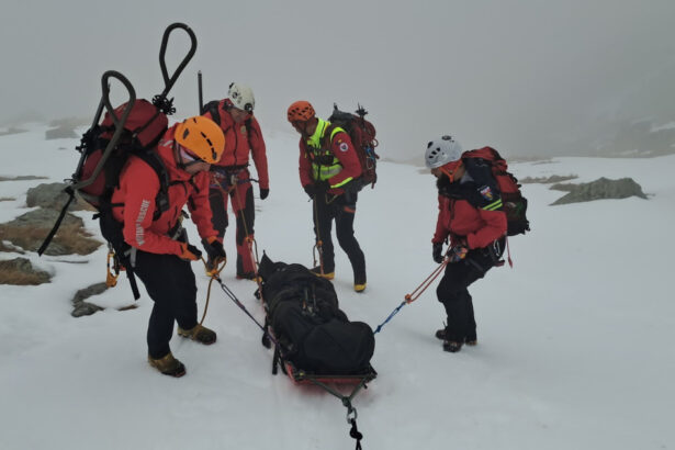 video interventii la foc continuu din partea salvamontistilor apel pentru turistii care vor sa urce pe munte 69636663ea7ba
