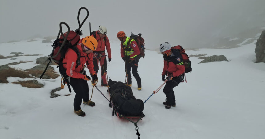 video interventii la foc continuu din partea salvamontistilor apel pentru turistii care vor sa urce pe munte 69636663ea7ba