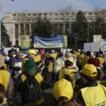 video profesorii ies din nou in strada o greva de avertisment ar putea avea loc chiar in timpul simularilor de examene nationale 697de094d2700