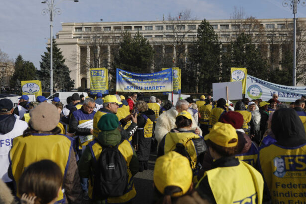 video profesorii ies din nou in strada o greva de avertisment ar putea avea loc chiar in timpul simularilor de examene nationale 697de094d2700