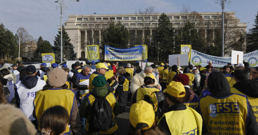 video profesorii ies din nou in strada o greva de avertisment ar putea avea loc chiar in timpul simularilor de examene nationale 697de094d2700