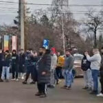 video revolta in comuna in care sta baiatul de 13 ani implicat in uciderea lui mario localnicii cer sa plece sa i se aplice pedeapsa 6976414b69a83