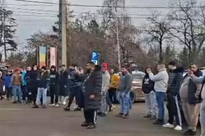 video revolta in comuna in care sta baiatul de 13 ani implicat in uciderea lui mario localnicii cer sa plece sa i se aplice pedeapsa 6976414b69a83