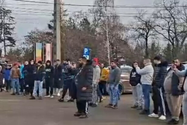 video revolta in comuna in care sta baiatul de 13 ani implicat in uciderea lui mario localnicii cer sa plece sa i se aplice pedeapsa 6976414b69a83