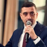 video sa ti stea in gat mesajul unui vicepresedinte pe catre george simion dupa ce a taiat tortul in forma groenlandei 69721f1662a60