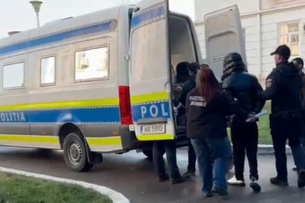 video scandal monstru la constanta provocat de trei barbati au intrat intr un imobil si au spart mai multe geamuri pe fondul unui conflict mai vechi toti au fost retinuti 695d24df3ac42