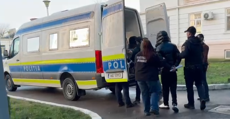 video scandal monstru la constanta provocat de trei barbati au intrat intr un imobil si au spart mai multe geamuri pe fondul unui conflict mai vechi toti au fost retinuti 695d24df3ac42