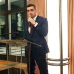 video simion a taiat un tort in forma groenlandei acoperit cu steagul sua la o receptie unde a fost premiat pentru apararea democratiei 6970ed3b7b7e1