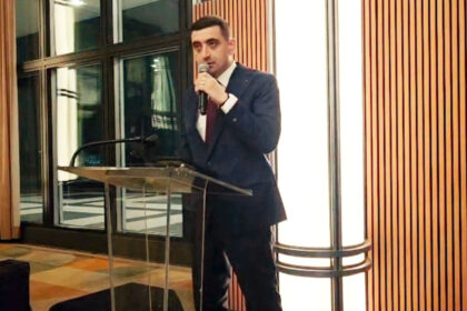 video simion a taiat un tort in forma groenlandei acoperit cu steagul sua la o receptie unde a fost premiat pentru apararea democratiei 6970ed3b7b7e1