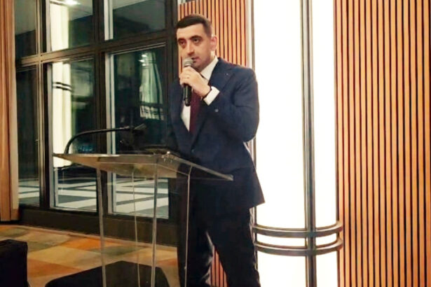 video simion a taiat un tort in forma groenlandei acoperit cu steagul sua la o receptie unde a fost premiat pentru apararea democratiei 6970ed3b7b7e1