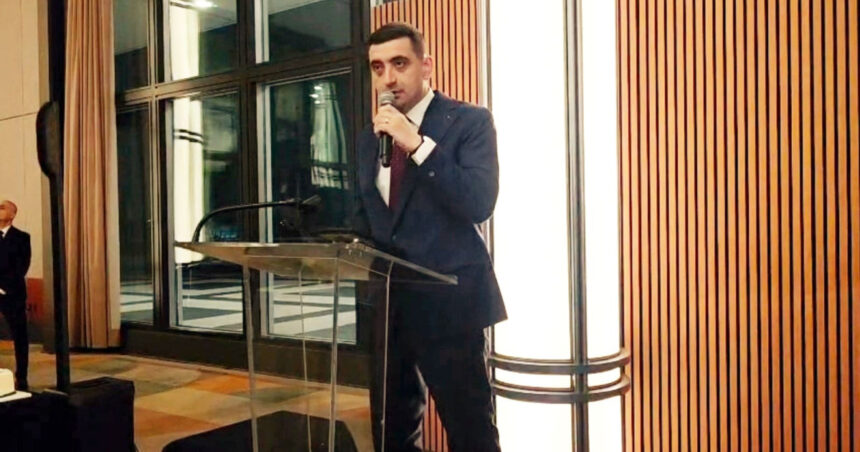 video simion a taiat un tort in forma groenlandei acoperit cu steagul sua la o receptie unde a fost premiat pentru apararea democratiei 6970ed3b7b7e1