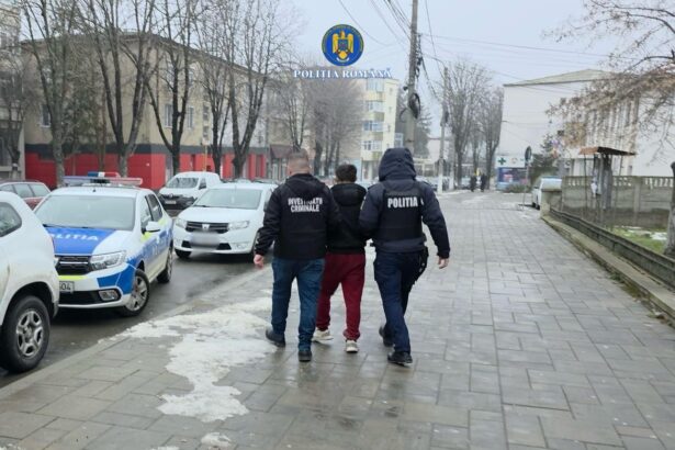 video trei tineri din medgidia cercetati pentru ca au furat si talharit doi sunt minori iar unul a fost retinut 6975f556cfd43