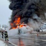 video un autocar cu aproape 50 de oameni a luat foc pe o sosea din mures pompierii au intervenit pentru stingerea flacarilor 69626cbd23b8d