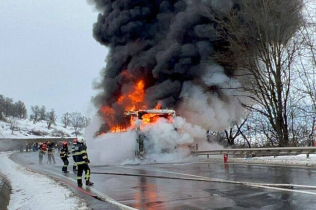 video un autocar cu aproape 50 de oameni a luat foc pe o sosea din mures pompierii au intervenit pentru stingerea flacarilor 69626cbd23b8d