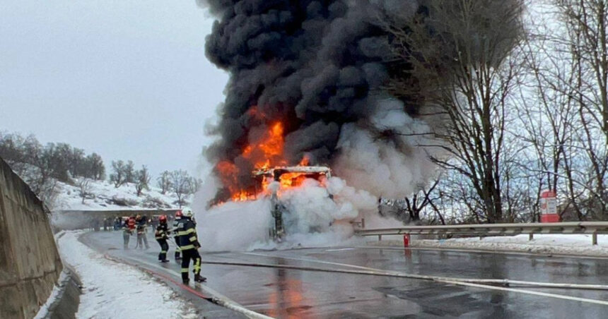 video un autocar cu aproape 50 de oameni a luat foc pe o sosea din mures pompierii au intervenit pentru stingerea flacarilor 69626cbd23b8d
