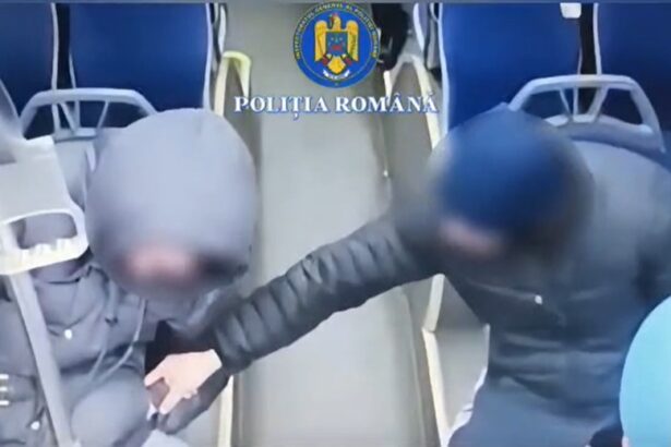 video un barbat a adormit in autobuz iar cand s a trezit nu mai avea ceasul la mana tanar incatusat 696a30a61a44a