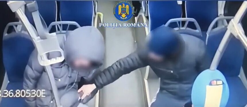 video un barbat a adormit in autobuz iar cand s a trezit nu mai avea ceasul la mana tanar incatusat 696a30a61a44a