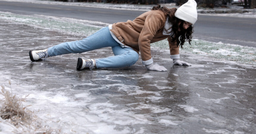 video victimele primelor zile geroase sute de oameni la spital dupa ce au alunecat pe gheata nu mai iese lumea la curatat zapada 6961fc3c0e2e7