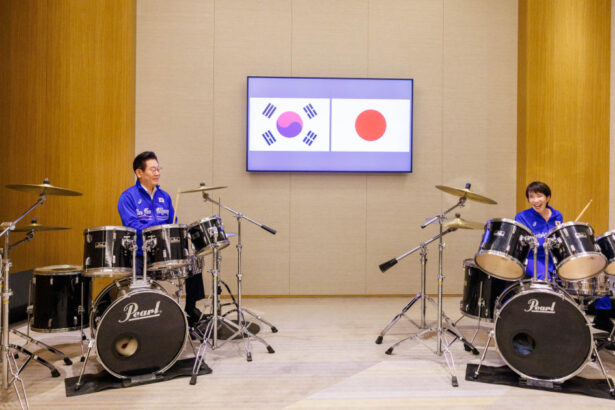 videofoto diplomatie pe ritmuri de k pop liderii japoniei si coreei de sud au cantat impreuna la tobe 69690b4307892