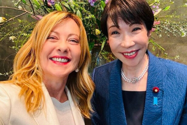 videofoto selfie manga cu giorgia meloni si sefa guvernului din japonia premierul nipon i a cantat la multi ani si i a facut cadouri 696b7d0c1d892