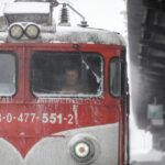 20 de trenuri au fost suspendate din cauza ninsorilor ruta ploiesti bucuresti inchisa din cauza copacilor cazuti 6995714ee0bcb