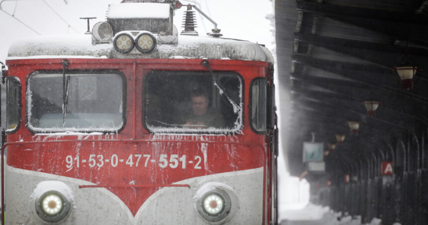 20 de trenuri au fost suspendate din cauza ninsorilor ruta ploiesti bucuresti inchisa din cauza copacilor cazuti 6995714ee0bcb