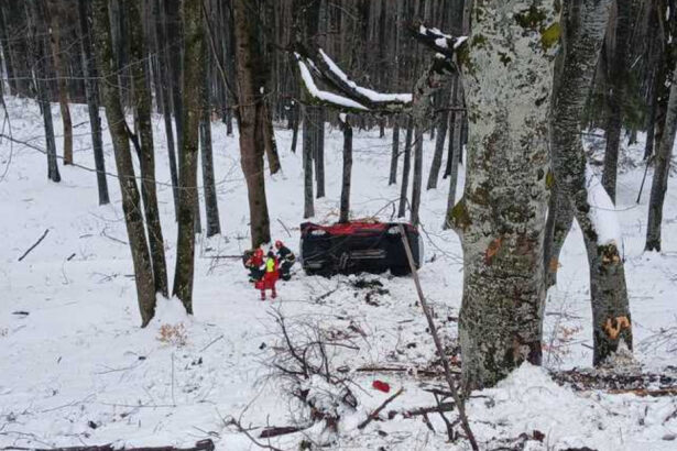 accident in prahova pe dn1a trei tinere ranite dupa ce masina lor s a rasturnat intr o prapastie 698741a24e5c3