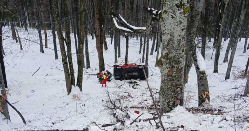 accident in prahova pe dn1a trei tinere ranite dupa ce masina lor s a rasturnat intr o prapastie 698741a24e5c3