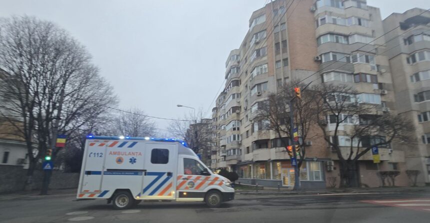 alerta in zona stadion persoana prabusita pe un acoperis la etajul 1 intervin echipajele smurd si ambulanta 6980577ba39d4