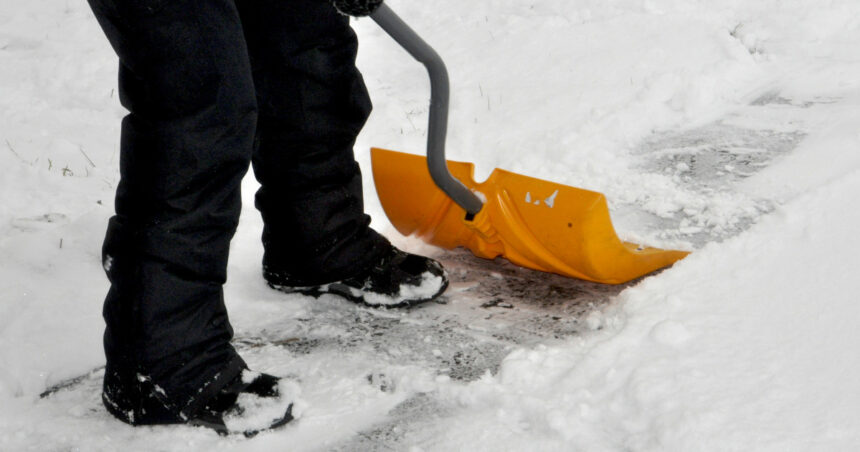 ce amenzi risti daca nu cureti zapada de pe trotuarul din fata blocului sanctiuni pentru locatarii care o muta pe carosabil 699597f378a9b