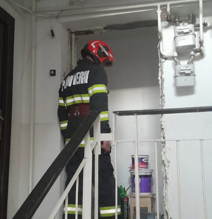 cine este barbatul gasit decedat pe o copertina de la etajul doi al unui bloc din zona stadion 69806fb9b5330