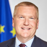 comisarul european michael mcgrath in vizita la bucuresti discutii astazi cu bolojan toiu si marinescu despre statul de drept 698d804ad64c0