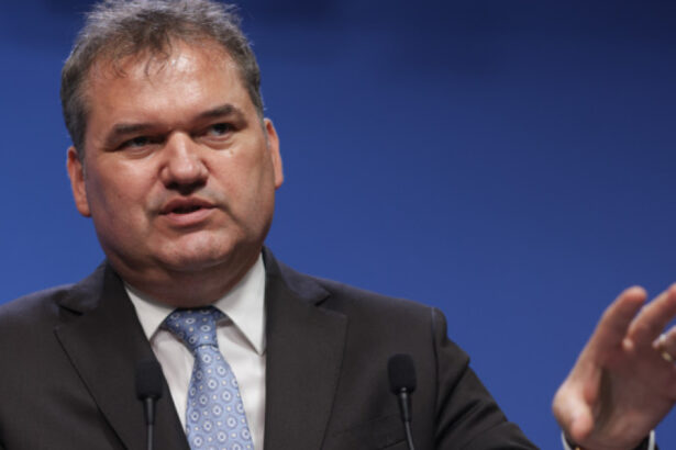 cum arata reforma adoptata de guvern se desfiinteaza 6 409 posturi in administratia centrala ce se intampla in administratia locala 699e0696942c0