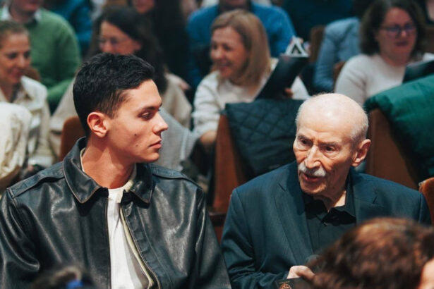 david popovici s a intalnit cu victor rebengiuc intamplator la un spectacol in bucuresti recunoscator pentru acest moment 698db98a5e357