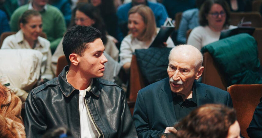 david popovici s a intalnit cu victor rebengiuc intamplator la un spectacol in bucuresti recunoscator pentru acest moment 698db98a5e357