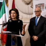 distinctie acordata ambasadorului romaniei in italia la inaugurarea unei expozitii dedicate lui brancusi la mercati di traiano 699b325459c60