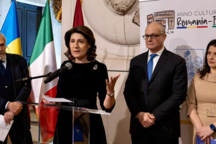 distinctie acordata ambasadorului romaniei in italia la inaugurarea unei expozitii dedicate lui brancusi la mercati di traiano 699b325459c60