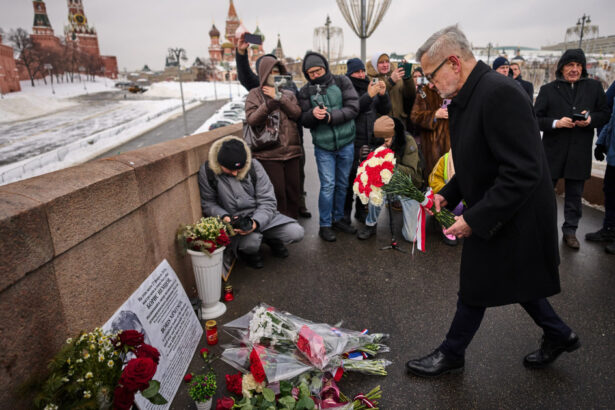 exclusiv romania l a sfidat pe putin ambasadorul roman din rusia a depus flori la locul in care a fost asasinat fostul opozant boris nemtov 69a1989aad20b